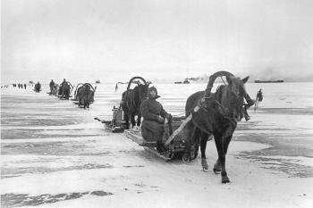 Порожний обоз направляется за продуктами по льду Ладожского озера. Фото В.Федосеева. 4 декабря 1941