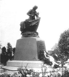 Monument to Peter the Great (Tsar-Carpenter) on Admiralteyskaya Embankment. Photo, 1910.