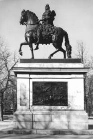 Monument to Peter the Great near Mikhailovsky Castle.