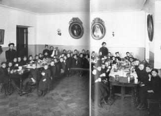 Воспитанницы Мариинской гимназии за завтраком. Фото 1...