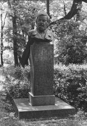 Памятник И.М. Сеченову. 1935. Скульптор И.Ф. Безпалов
