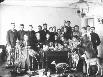П. Ф. Лесгафт в группе студентов в биологической лаборатории. Фото. Между 1907 и 1909.