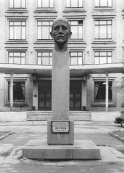 Памятник Н.Н. Петрову. 1976. Скульптор Е.В. Черкасов