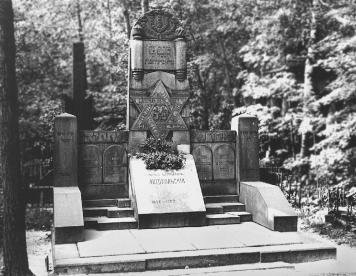 Headstone of M.M.Antokolsky at the Preobrazhenskoe Jewish Cemetery. Architect Y.G.Gevirtz. 1900s.