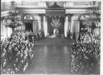 Император Николай II произносит тронную речь в Зимнем дворце перед открытием 1-й Государственной думы. Фото 27 апреля (10 мая) 1906.