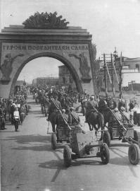 Гвардейцы-артиллеристы проходят триумфальную арку на Международном проспекте. Фото Б. Уткина. 8 июля 1945.