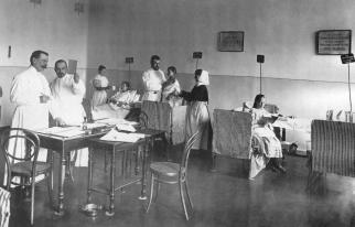 Врачи за осмотром детей в палате Детской больницы принца П.Г.Ольденбургского. Фото К.К.Буллы. 1900-е