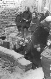 Жители дома выходят из бомбоубежища после окончания артобстрела. Фото П. Машковцева. 7 октября 1941.