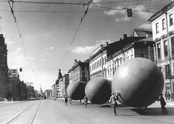 Аэростаты заграждения на проспекте 25-го Октября. Фото Д. Трахтенберга. 1941.