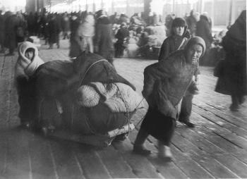 Эвакуируемые на Финляндском вокзале. Фото Г. Коновалова. 5 марта 1942.