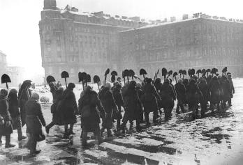 Трудящиеся направляются на уборку города от снега и нечистот. Сенная площадь. Фото В.Федосеева. Апрель 1942