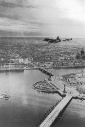 Патруль истребителей над городом. Фото М. Трахмана. Июнь 1942.