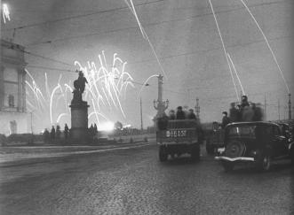 У Кировского (Троицкого) моста во время салюта в ознаменование полного снятия блокады. Фото В.Федосеева. 27 января 1944