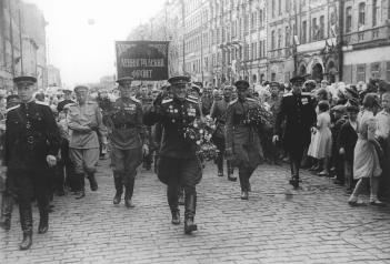 Гвардейские части Ленинградского фронта проходят по улицам города. Фото Д.Трахтенберга. Июль 1945