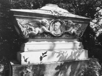 Надгробие И.Д.Черника на Новодевичьем кладбище