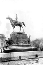 Monument to Grand Prince Nikolay Nikolaevich the Elder at Manezhnaya Square. Photo, 1914.