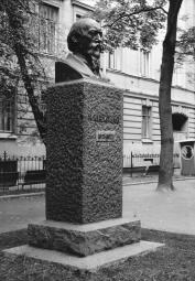 Памятник Н.А. Некрасову. 1922. Скульптор В.В. Лишев