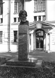Памятник В.М. Бехтереву. 1960. Скульптор М.К. Аникушин