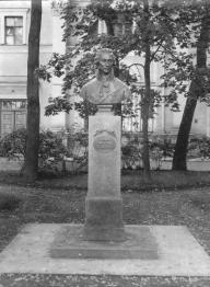Памятник Г.Р. Державину. 1994. Скульптор М.Т. Литовченко