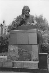 Памятник И.И. Мечникову. 1936. Скульптор Л.В. Шервуд