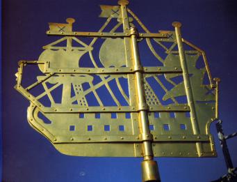 Флюгер-кораблик на шпиле Адмиралтейства.