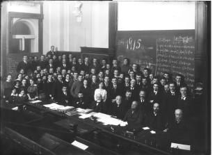 Группа преподавателей и студентов математического факультета Петроградского университета. Фото 1915