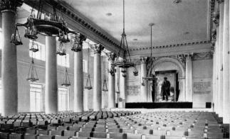 Актовый зал Смольного, где проходил Второй съезд Советов.