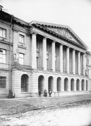 Офицерский корпус казарм Кавалергардского полка на Шпалерной улице. Фото 1900-х гг.