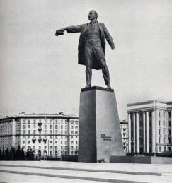 Monument to V.I.Lenin on Moskovskaya Square.