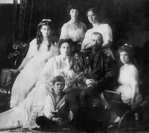 Николай II и императрица Александра Федоровна в окружении детей. Фото 1913