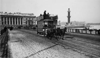 Horse-drawn tram on Dvortsovy Bridge. Photo. Between 1905 and 1906.