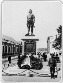 Памятник Петру I у Сампсониевского собора. Фото К. К. Буллы. 1909.