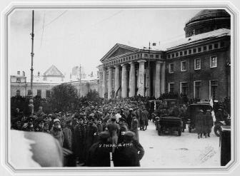 У Таврического дворца в день открытия первого заседания Совета рабочих и солдатских депутатов. Фото Я. В. Штейнберга. 2 марта 1917.