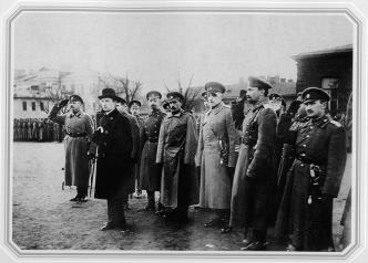 А.Ф. Керенский на проводах войск, отправляющихся на фронт 18 июня 1917 года. Фото Я. Штейнберга