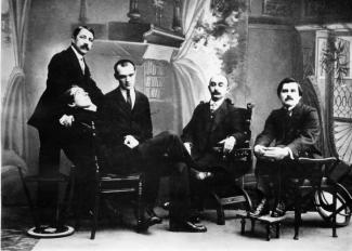Группа участников "Союза молодежи". Слева направо: М. В. Матюшин, А. Е. Крученых, П. Н. Филонов, И. С. Школьник, К. С. Малевич. Фото 1913.