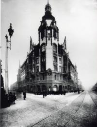 House of City Establishments at the Corner of Sadovaya Street and Voznesensky Avenue. Photo, 1906.