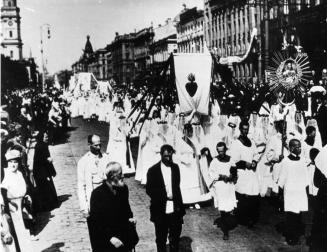 Римско-католическая процессия на Невском проспекте. Фото 1917.