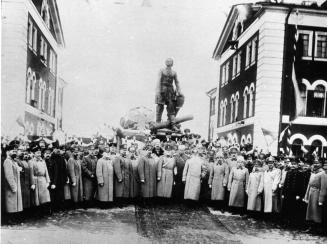 Открытие памятника Петру Великому на заводе "Арсенал". Фото 1914.