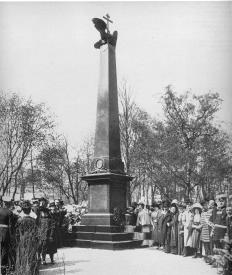 Никольский сад. Памятник морякам, погибшим в Цусимском сражении. Фото 12 мая 1908.