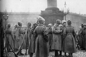Ударницы женского батальона на Дворцовой площади. Фото 1917