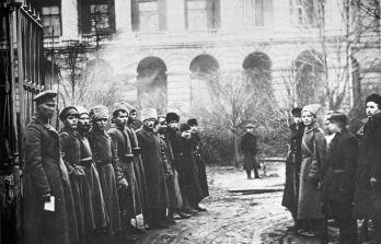 Охрана ворот Смольного. Фото 1917