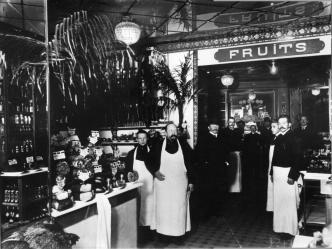 Grocery Shop of A.N.Rogushin on Bolshaya Morskaya Street. Photo, between 1905 and 1906.