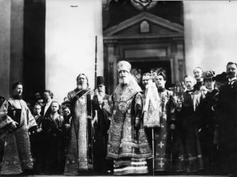 Metropolitan Antony at the Entrance to St. Isaac's Cathedral. Photo, 1908.