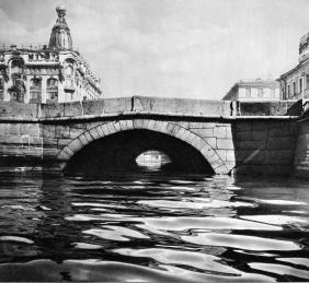 Kazansky Bridge across the Griboedova Canal.