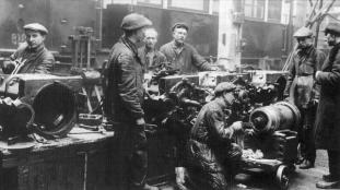 Группа рабочих в ремонтных мастерских трампарка им. М.И.Калинина. Фото 1935