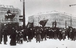 Демонстранты на Знаменской площади. Февраль 1917.