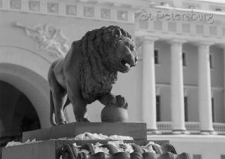 Скульптура льва на Адмиралтейской набережной.