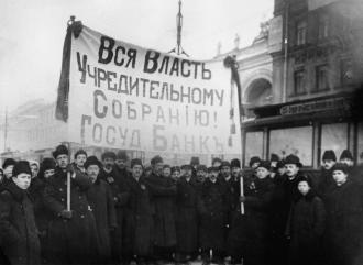 Манифестация служащих Государственного банка в поддержку Учредительного собрания. Фото 28 ноября 1917.