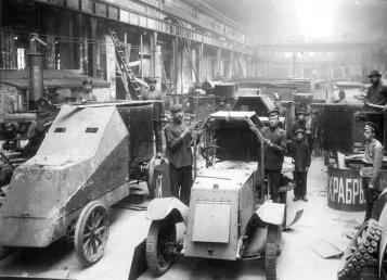 Бронирование автомобилей на Ижорском заводе. Фото. Между 1914 и 1917.