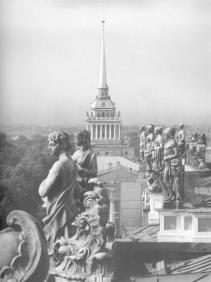 Скульптура на крыше Зимнего дворца.